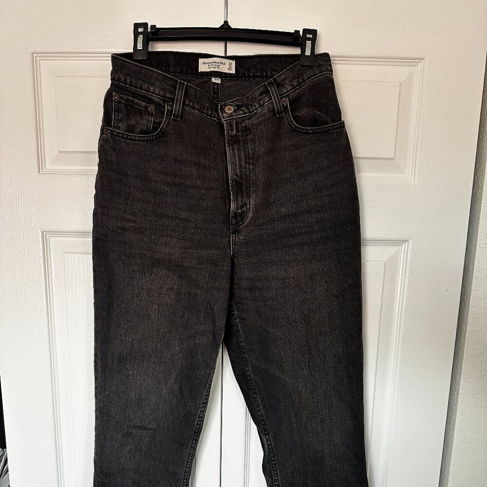Abercrombie Curve Love Ultra High Rise 90s Straight Jean Size 29 / 8R